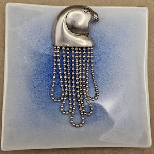 Spilla Horus Vintage Egyptian Revival 1980-1990 anni Ottanta Novanta Testa di falco Finitura anticata Catene di metallo Spilla importante Aquila Testa di falco