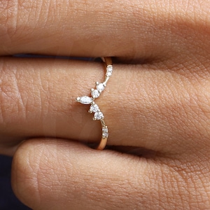 Obrączka ślubna Art Deco Curved Solid 10K/14K Żółte złoto Curved Ring dla kobiet Chevron Stacking Band dla niej Curved Matching Band Minimalistyczny prezent