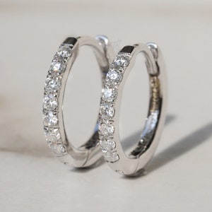 Aros Huggie de 9 mm, aros de oro blanco con moissanita, aros para cartílago, aros pavé de plata, aros para trago pequeños, aros de oro con hélice