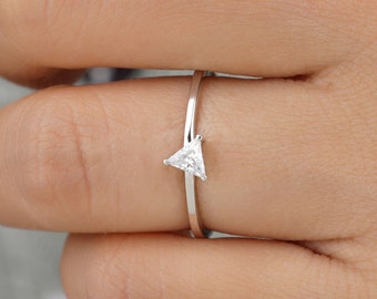 Anello solitario con moissanite taglio triangolo in oro giallo 14 carati, anello di fidanzamento, anello in oro delicato, anello di promessa, anello impilabile, regalo di anniversario per lei.