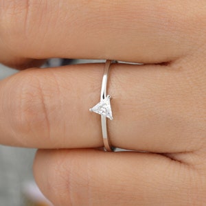 Pierścionek zaręczynowy z trójkątnym szlifem Moissanite Solitaire w 14-karatowym żółtym złocie Delikatny złoty pierścionek Pierścionek obietnicy Pierścionek łączony Prezent rocznicowy Dla niej