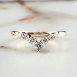 Vintage diamanten trouwring 14K roségoud rond geslepen moissaniet bijpassende v-band stapelen band gebogen trouwring unieke jubileumring