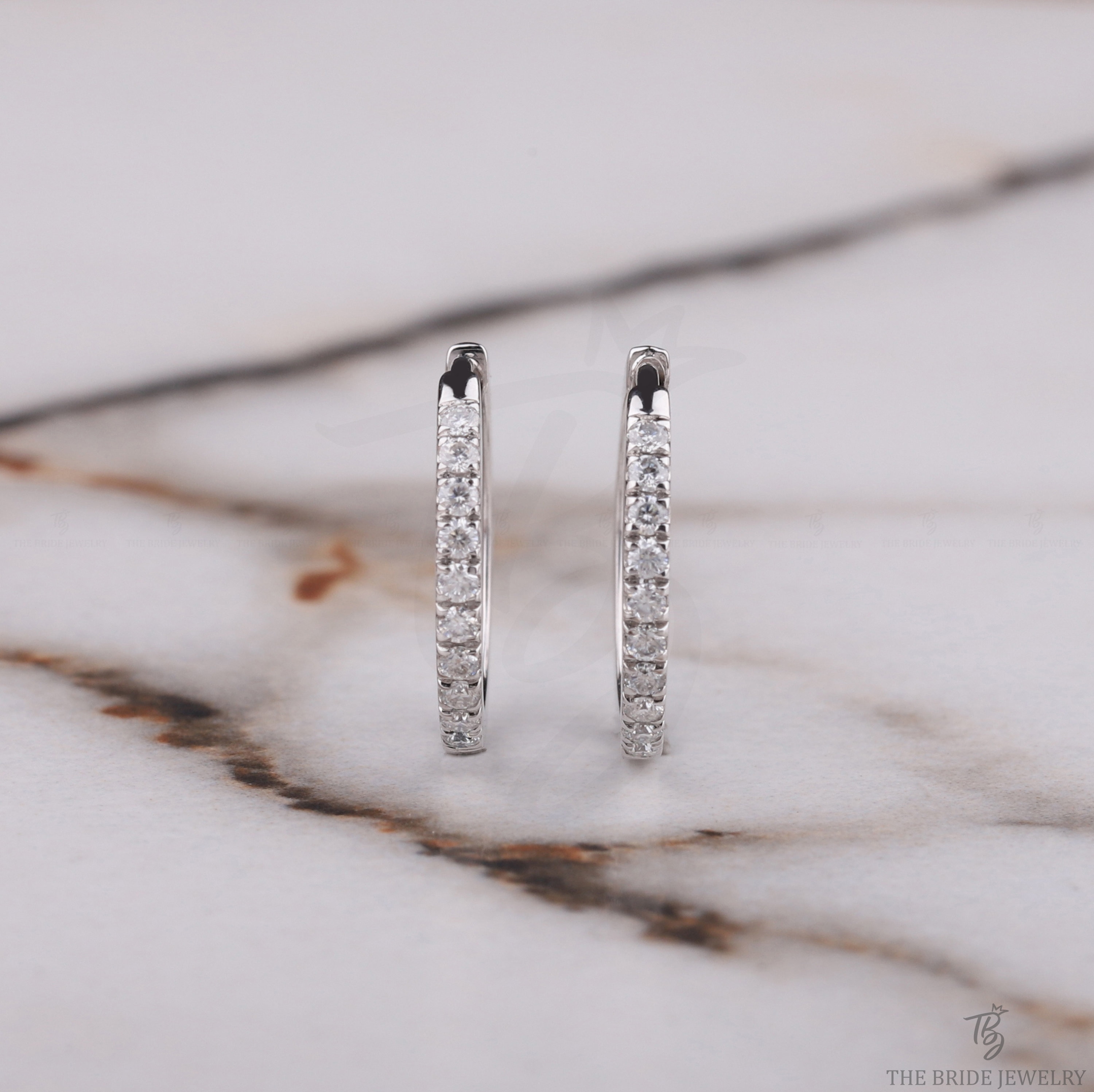 Orecchini a Cerchio Huggie in Argento Sterling Orecchini a Cerchio Huggie in Argento Sterling