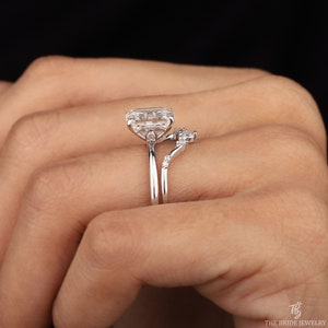 Emerald wedding ring,
Customized wedding band,
Customized rings,
Emerald cut ring,
Emerald cut halo,
Modern Setting