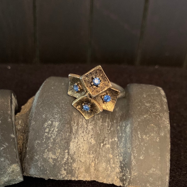 Vintage Brasstone Ring with Blue Rhinestones | Vintage Flower Ring | Ring with Blue Rhinestones | Brasstone/Goldtone Ring with Rhinestones