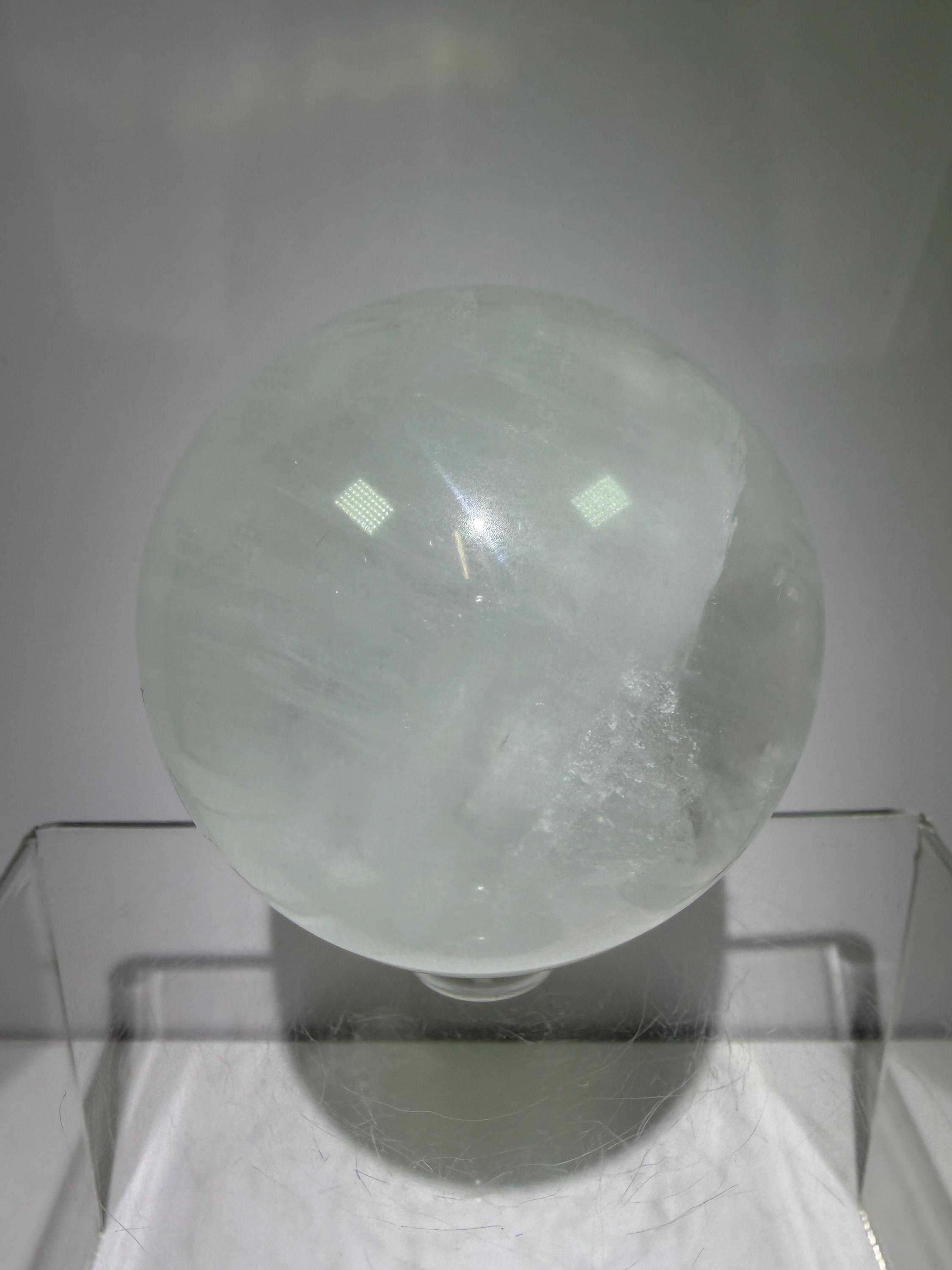 虹色の65mmの希少な透明フローライトクリスタルスフィア。ディスプレイ