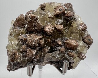 金色の方解石の上に蛍石 金色の方解石の上に蛍石