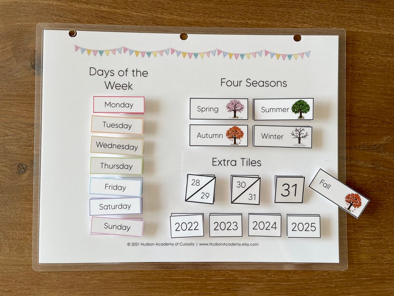 Pode incluir: Um gr&aacute;fico de aprendizagem imprim&iacute;vel com pe&ccedil;as coloridas para ensinar os dias da semana, as esta&ccedil;&otilde;es do ano e os n&uacute;meros. O gr&aacute;fico inclui as palavras "Dias da semana", "Quatro esta&ccedil;&otilde;es", "Pe&ccedil;as adicionais" e "Outono".