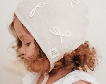 Babylinnen strikmuts, babylinnen mutsen, babymeisje muts, muts met strikken, beige mutsen