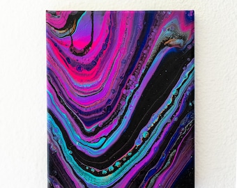 Pintura acrílica fluida: vibrantes remolinos de mármol neón, arte abstracto único.