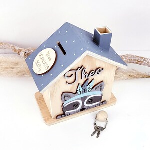 buntes bienchen spardose waschbär aus holz für kinder auf wunsch mit personalisierung in blau