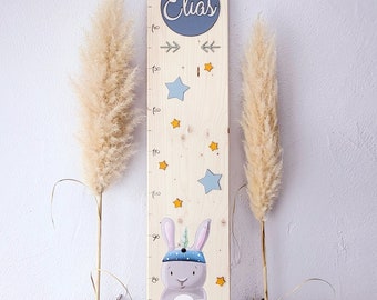 Hase Kindermesslatte personalisiert Name | Holz Messlatte Babyzimmer blau grau | Geschenk zur Taufe Geburt Jungen | Massivholz Federn 3D