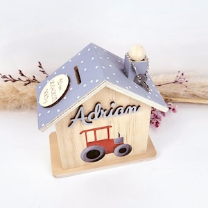 Personalisierte Spardose mit tollem roten Traktor aus Holz auf Wunsch mit Name und Geburtsdaten oder Taufdaten als perfektes Kindergeschenk