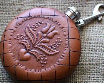 Flask 5 oz, Stainless steelcovered in veg tan genuine leather, cowhide leather, with embossed pattern, with carabiner, Unique gift for men