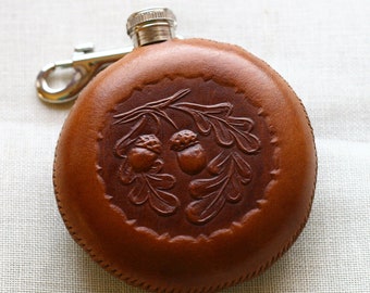 Flask 5 oz, covered in veg tan genuine leather, cowhide leather, with embossed pattern, with carabiner, Unique gift for men