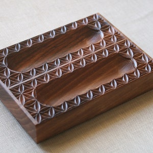 Gevulde pappardellemaker, gevulde pappardellevorm, gevulde pastamaker, ravioli, houten plank verse pasta, lang, dubbel rozetpatroon