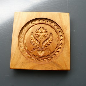 Handgesneden houten koekjesvorm: madeliefjespatroon. Geen invoerrechten voor kopers uit de VS!