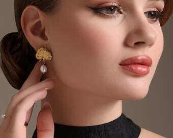 Nature’s Touch Earrings, Freshwater Pearl, 18K Gold Plated Steel