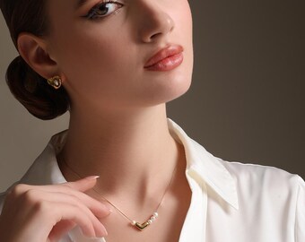 Pendentif célébration coeur | Perle d'eau douce | Collier en acier inoxydable plaqué or 18 carats
