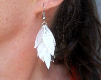 Orecchini pendenti a forma di foglia bianca: acciaio chirurgico, gioielli fatti a mano con bottiglie di plastica