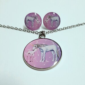 Un conjunto de collar y aretes imagen de caballos.