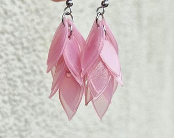 Pendientes colgantes de hoja rosa: acero quirúrgico, joyería hecha a mano con botellas de plástico.