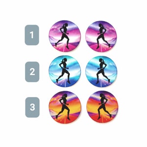 Puede incluir: Conjunto de seis botones redondos decorativos con la silueta negra de una persona corriendo. Cada botón tiene un fondo colorido diferente, incluyendo degradados de púrpura, azul y naranja. Los botones están dispuestos en una cuadrícula 2x3.