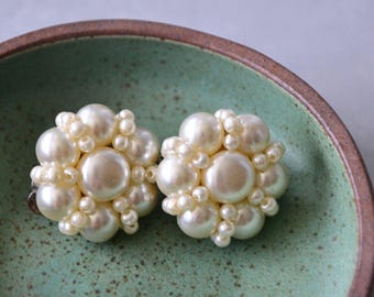 Brincos de clipe brancos vintage, estilo clássico de pérolas artificiais dos anos 90