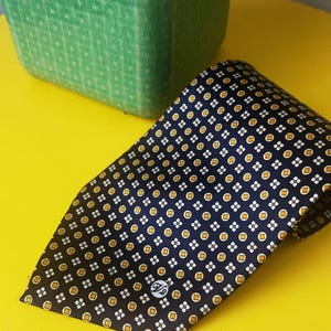 Gravata vintage Versace em seda, com padrão ornamental azul escuro, 100% seda italiana. imagem 1