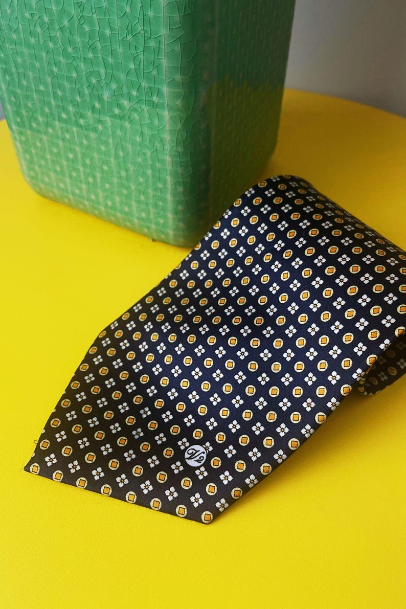 Gravata vintage Versace em seda, com padrão ornamental azul escuro, 100% seda italiana. imagem 1