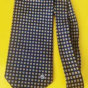 Gravata vintage Versace em seda, com padrão ornamental azul escuro, 100% seda italiana. imagem 2