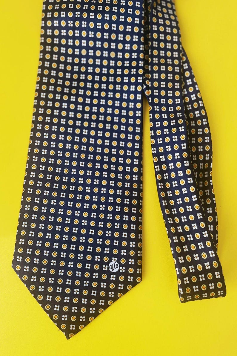 Gravata vintage Versace em seda, com padrão ornamental azul escuro, 100% seda italiana. imagem 2