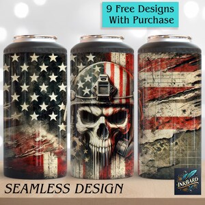 Op de afbeelding: Drie 20 oz roestvrijstalen tumblers met een verweerd Amerikaans vlagontwerp. De middelste tumbler heeft een schedel met een helm en een gasmasker. De tekst "9 Free Designs With Purchase" staat bovenaan de afbeelding. De tekst "Seamless Design" staat onderaan de afbeelding.