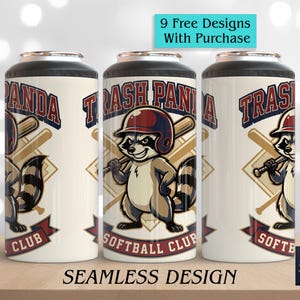 Può includere: Tre refrigeratori per lattine bianche con un design "Trash Panda Softball Club". Ogni lattina presenta un procione con un casco e una mazza da baseball. Il testo "9 Free Designs With Purchase" è in alto.
