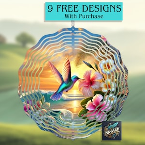 Puede incluir: Un molinillo de viento de metal con un colibrí colorido, flores y olas sobre un fondo de puesta de sol. El molinillo tiene un diseño en capas con múltiples anillos. El texto "9 FREE DESIGNS With Purchase" es visible en la parte superior.