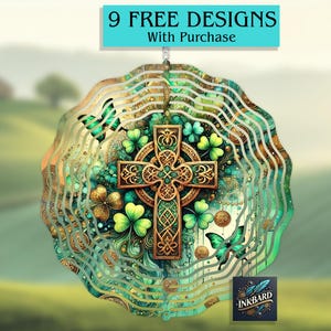 Könnte beinhalten: Ein grüner, goldener und weißer Windfänger aus Metall mit einem keltischen Kreuzdesign. Das Kreuz ist von Kleeblättern und Schmetterlingen umgeben. Der Windfänger hat ein mehrschichtiges Design mit mehreren Ringen. Der Text "INKBARD" ist in der unteren rechten Ecke des Bildes sichtbar.