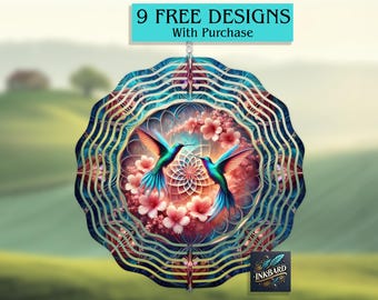 Puede incluir: Un molinillo de viento de metal colorido con un diseño en capas que presenta dos colibríes en vuelo. Los colibríes son azules, verdes y morados con picos largos y puntiagudos. El fondo es un patrón de remolino de flores rosas, azules y verdes. El texto "9 FREE DESIGNS With Purchase" está impreso en una pancarta azul sobre el molinillo.