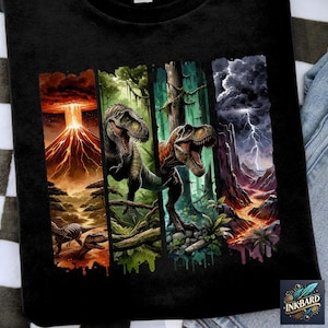 Puede incluir: Camiseta negra con un estampado gráfico de cuatro escenas diferentes con dinosaurios. Las escenas incluyen un volcán, una jungla, un bosque y un cielo tormentoso.