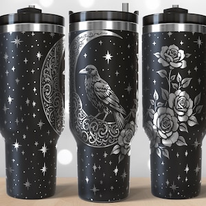 Könnte beinhalten: Schwarzer Reisebecher mit silbernem Design mit Mond, Rabe, Rosen und Sternen. Der Becher hat einen schwarzen Griff und Deckel. Das Design wiederholt sich auf jedem der drei Becher. Der Becher ist etwa 23 cm hoch.