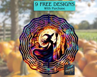 Peut inclure: Un spinner à vent décoratif en métal représentant une silhouette de sorcière avec un balai devant une pleine lune et un effet vitrail coloré. Le texte "9 FREE DESIGNS With Purchase" est en haut.