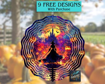 Peut inclure: Un capteur de vent décoratif en métal sur le thème d'Halloween, avec une sorcière, un château, des citrouilles et des chauves-souris. Le texte "9 FREE DESIGNS With Purchase" est en haut. Le capteur de vent a un design ondulé et multicouche.