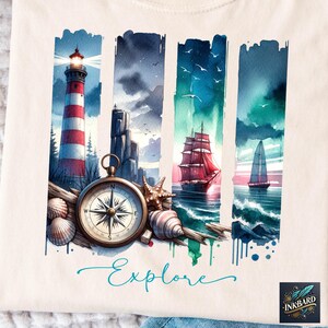 Op de afbeelding: Een aquarel-illustratie van een vuurtoren, een kompas, schelpen en twee zeilboten. De afbeelding is geplaatst tegen een achtergrond van blauw en groen water en lucht. De tekst "Explore" is in een cursief schrift onder de afbeelding geschreven.