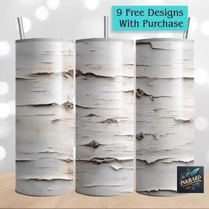 Op de afbeelding: Drie witte roestvrijstalen bekers met een berkenbastpatroon. De bekers zijn allemaal even groot en hebben een witte achtergrond met bruine, bastachtige markeringen. De tekst "9 Free Designs With Purchase" is gedrukt op een turquoise banner bovenaan de afbeelding. De tekst "INKBARD" is gedrukt op een turquoise banner onderaan de afbeelding.