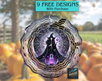 Peut inclure: Un capteur de vent décoratif en métal avec une sorcière en robe et chapeau noirs, tenant un globe lumineux et des fioles de potion. Le design présente un motif circulaire avec des accents dorés et violets, et le texte "9 FREE DESIGNS With Purchase".