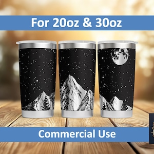Könnte beinhalten: Drei Edelstahlbecher mit einem schwarzen Nachthimmel-Design mit weißen Bergen, einem Vollmond und Sternen. Die Becher sind mit "For 20oz & 30oz" beschriftet und für den gewerblichen Gebrauch geeignet.