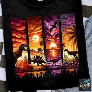 Puede incluir: Una camiseta negra con un estampado gráfico de una escena de puesta de sol con dinosaurios. La escena está dividida en cuatro paneles, cada uno con un esquema de color diferente. Los dinosaurios están silueteados contra la puesta de sol.
