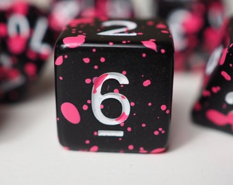 Pink Splatter Würfelset: Schwarzer Polyedrischer DND Würfel