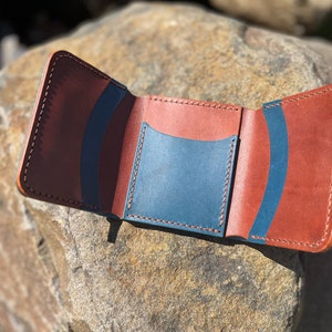 Cartera de tres pliegues de cuero artesanal en dos tonos
