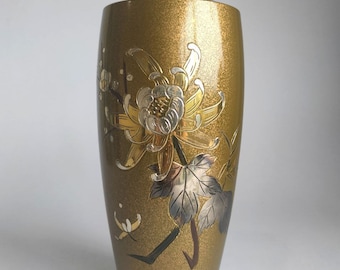 Vase japonais ancien, avec incrustations d'argent, de cuivre et de chrysanthèmes en laiton