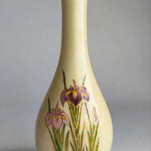 Satsuma Iris Vase, Japanese SHOWA Period, Signed, Satsuma Töshozan, Hand Painted, Perfect condition, very nice. Japanese pottery, vintage